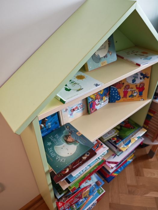 Bibliotecă tip căsuță