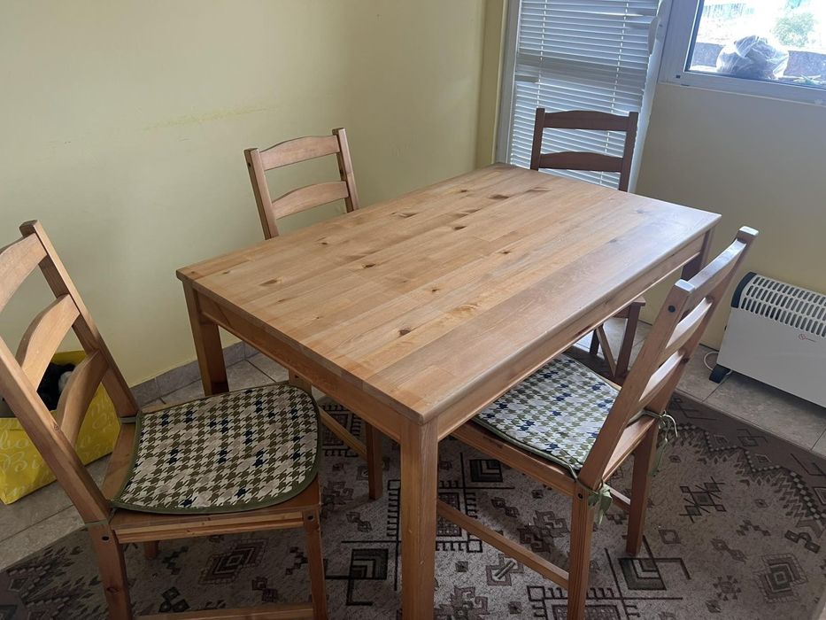 Маса с 4 стола малко използвана