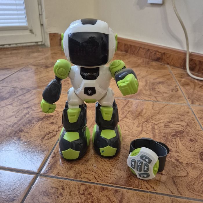 Играчка робот.Със звуци и светлини.