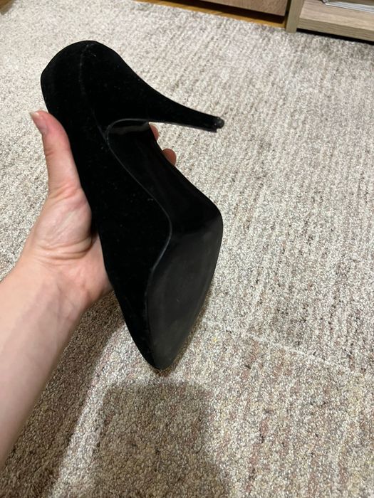 Pantofi din catifea cu detalii aurii