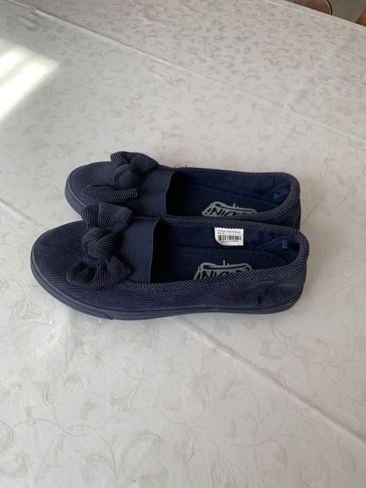 Туфли на девочку 35 размер.