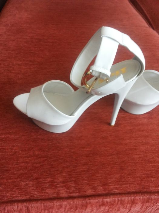 италиански обувки естествен лак