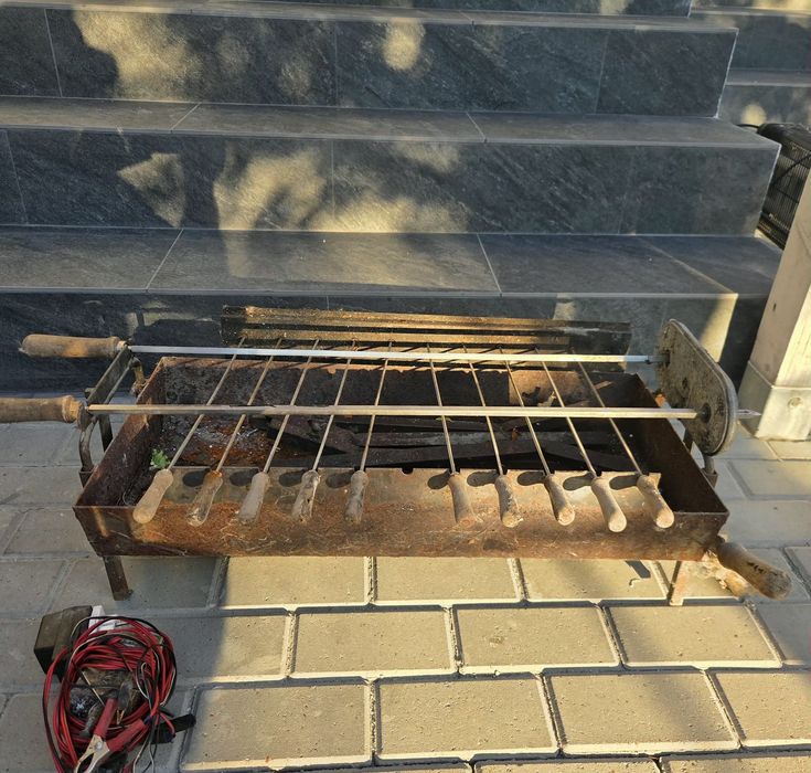 Grătar pe cărbuni cu frigărui acționate electric