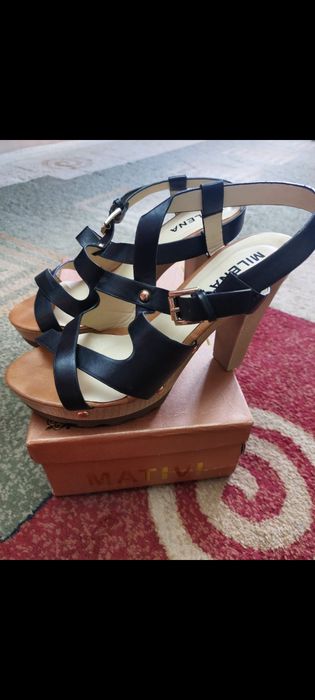 Продам босоножки новые