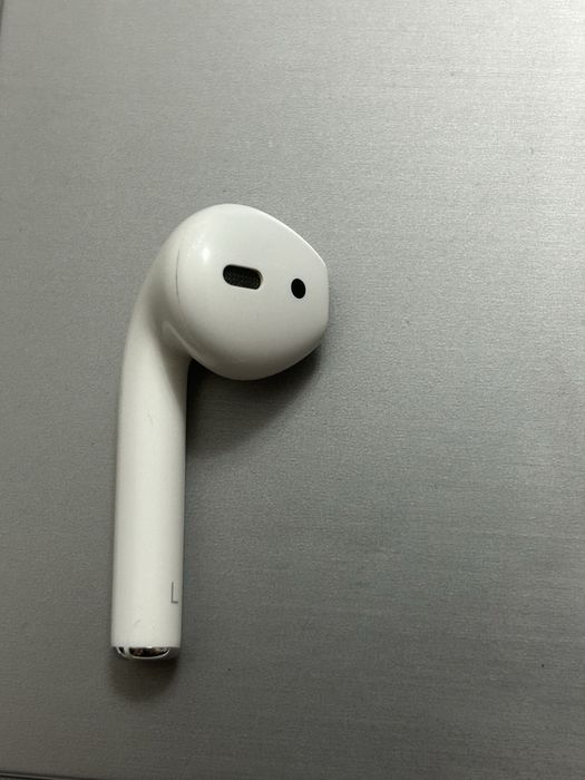 Продам левый наушник airpods 2 оригинал
