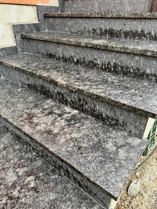 Granit periat  pentru scari exterioare