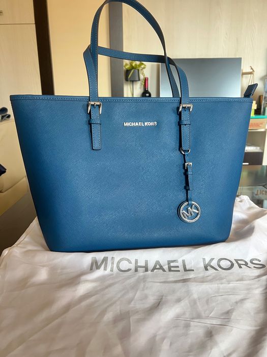 Кожена чанта Michael Kors Jet set shopping синя