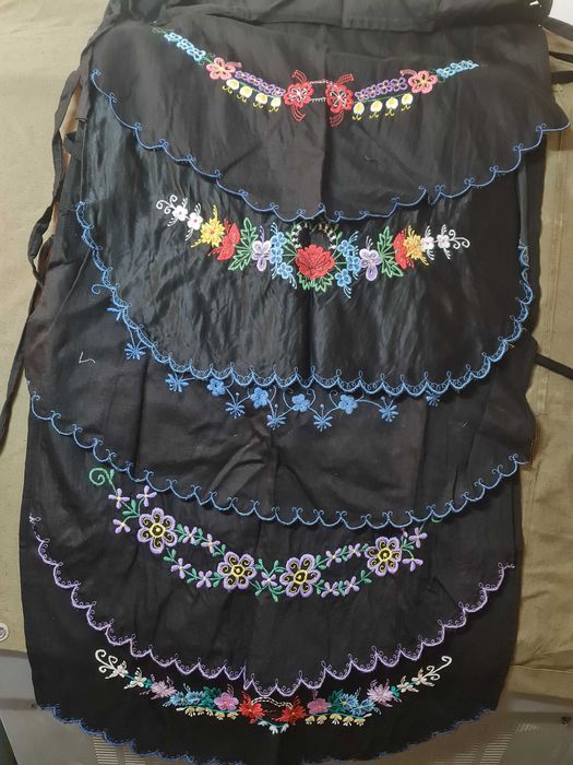 Автентични ръчно бродирани, сатенени престилки