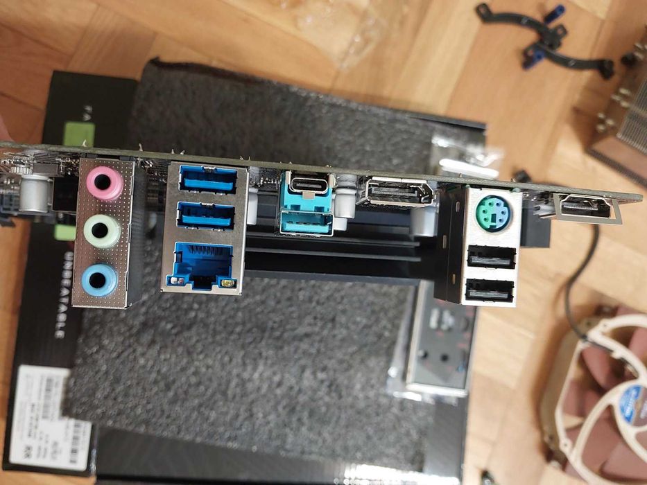 Intel Core i5 12600K + AsRock B760M PG Lightning  DDR5