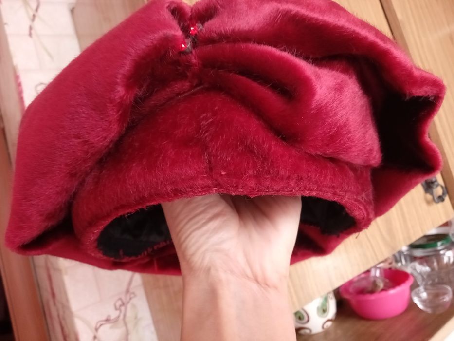 Женская шапочка, красный цвет