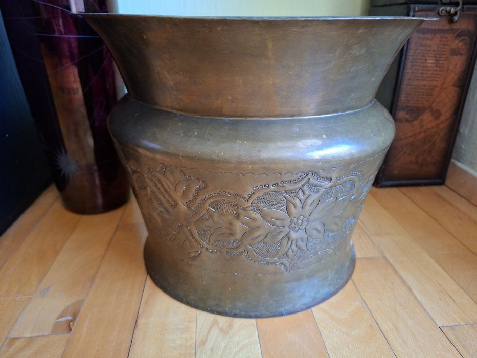 Медна саксия с орнаменти.