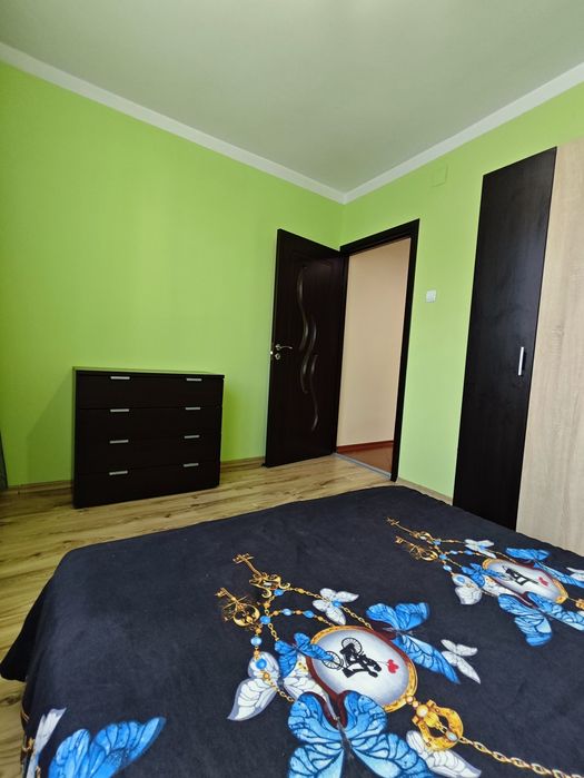 P F Vând apartamente 3 camere decomandat etajul 3 din 4 zonă centrală