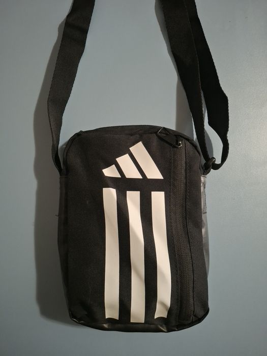 Чисто нова чатна Adidas