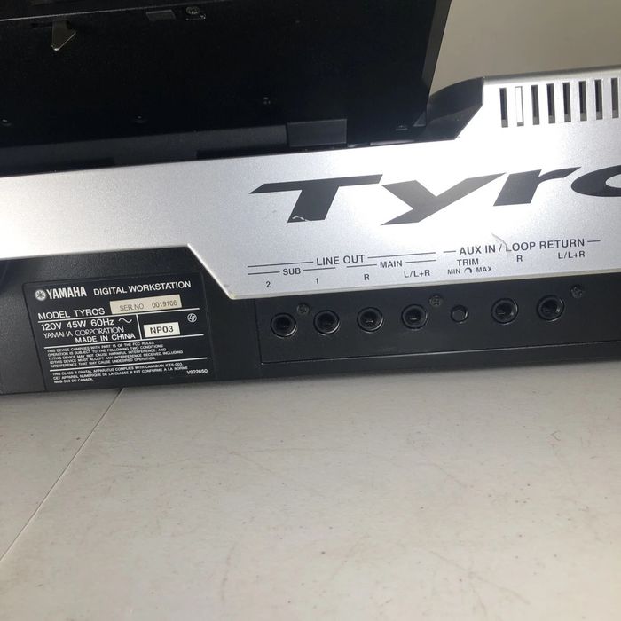 Vând orga Yamaha Tyros 1