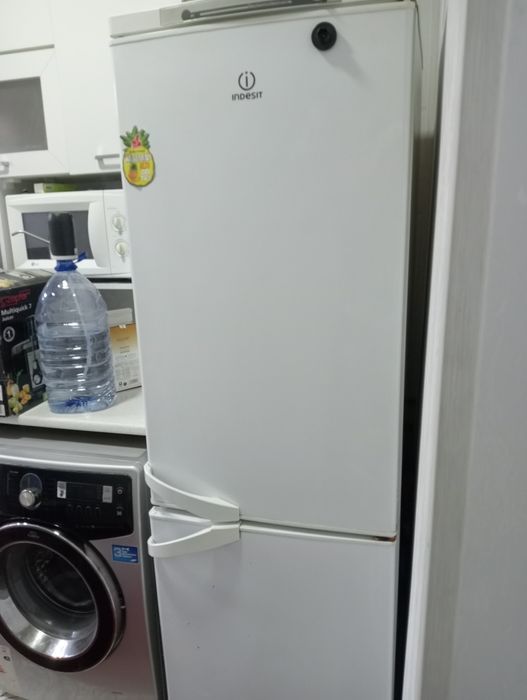 Холодильник Indesit, 2 отделения, хороший вариант