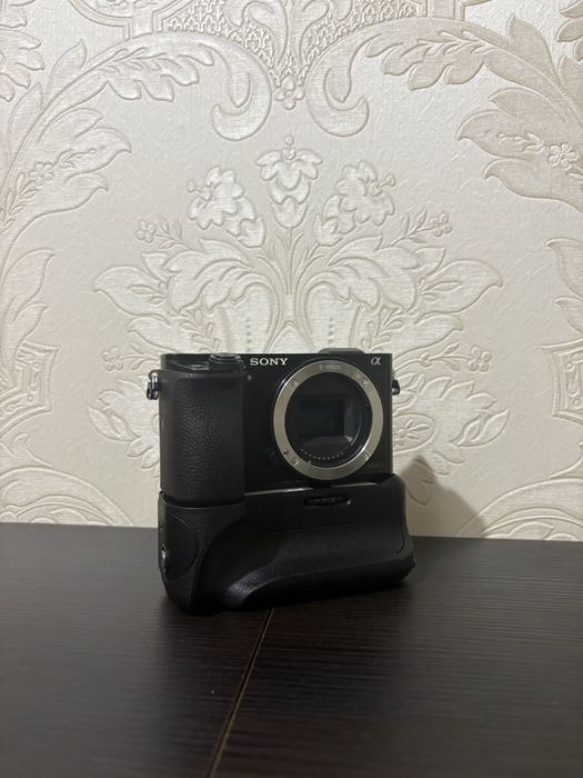 Aparat foto sony a6000 body + grip, (optional) obiectiv 35mm f1.4