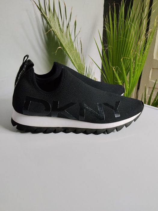 Vând adidași dama DKNY
