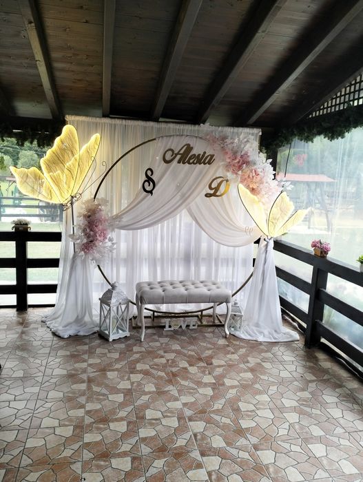 Arcade, aranjamente, decor tradiții, manechini și litere luminoase