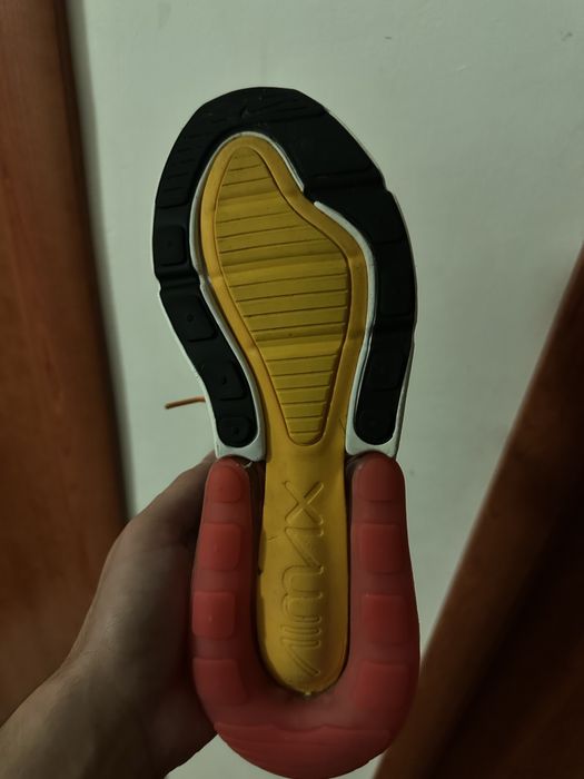 Adidasi Nike Air 270