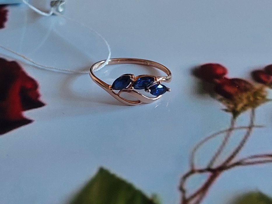 Золотое кольцо с сапфирами