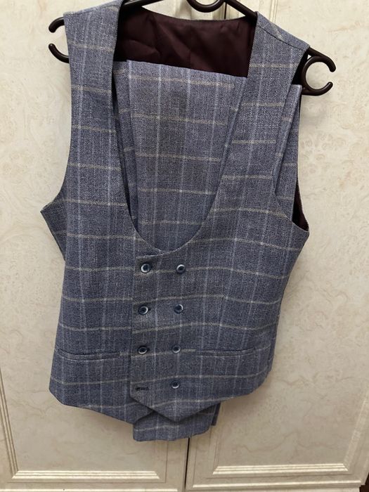 Продаётся костюм 46 размер 12,000