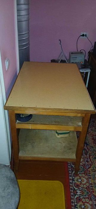 продается стол кухонный и компьютерный, две кровати (пр-во Румыния)