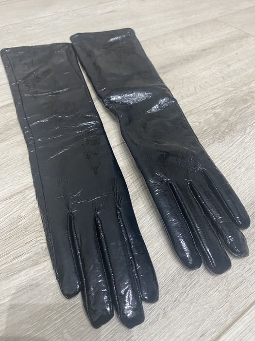 Лаковые женские перчатки