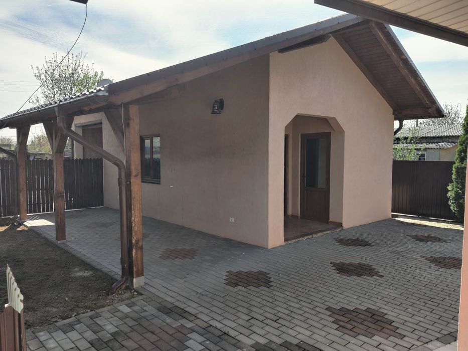 Vând casă de locuit