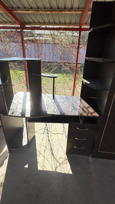 Продам отличный гарнитур.