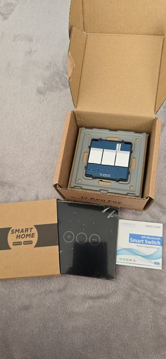Vând comutator WiFi cu ecran de sticla  cu lumina ajustabila