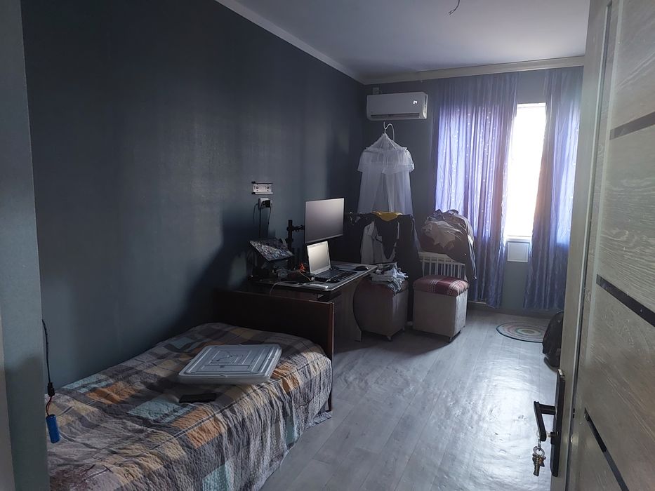 Меняю на двухкомнатную с доплатой.