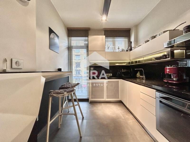 Продава се Четиристаен апартамент в София, Център - 130 кв.м за 4847 €/кв.м - Снимка #3