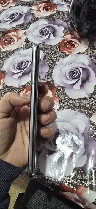 Samsung s7 eyde aybi ozgina burchagida singan qogan joyi ishlaydi