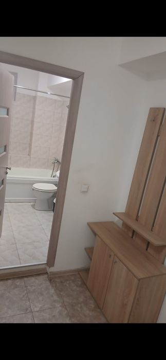 Închiriez garsoniera.