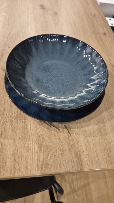 Плоски и дълбоки сини чинии