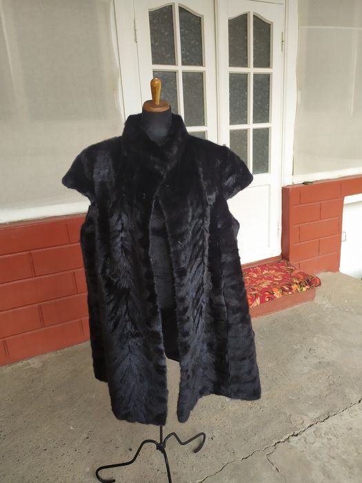 Шуба. Норковая шуба. Кусковий. Коричнивий и черный свет ест.