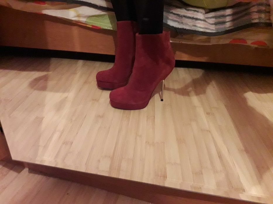 Дамски велурени боти с висок тънък ток номер 40