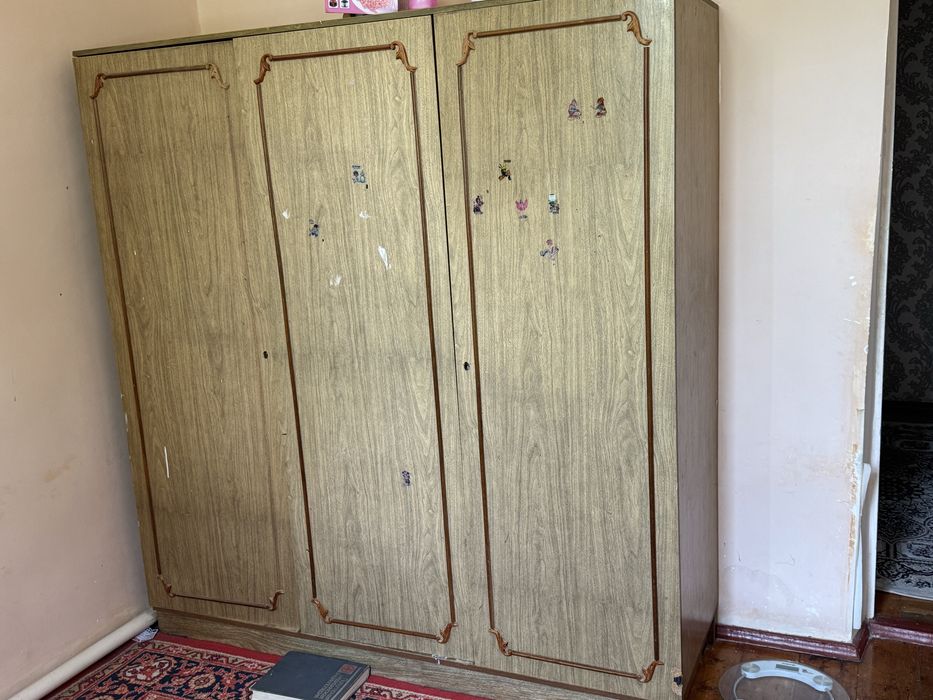 Шкаф с двумя разными секциями