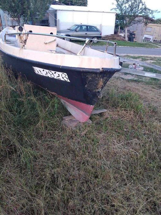 Рибарска лодка Ял 6 с бензинов или дизелов двигател