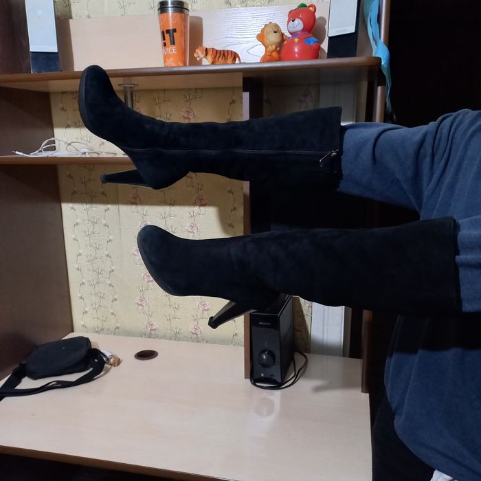 Продам замшевые сапоги