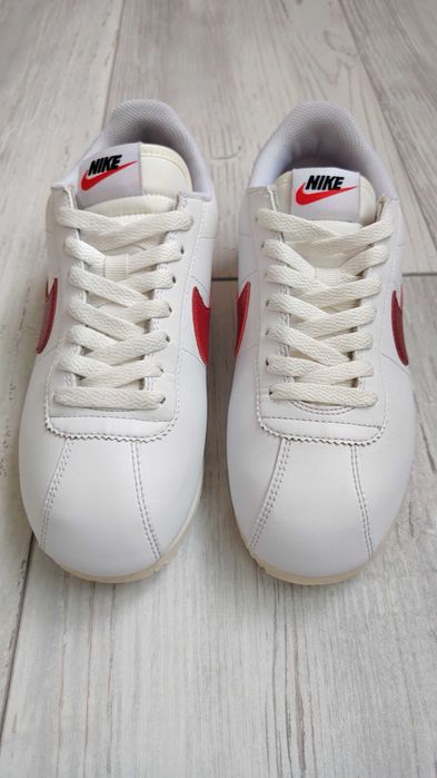 Бели кожени дамски маратонки NIKE CORTEZ размер EUR38