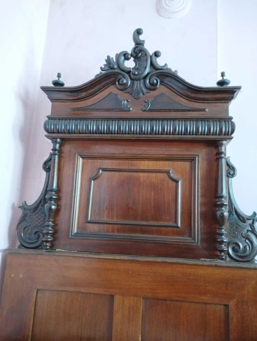 Комплект легла масив, нощно шкафче, скрин от фабрикантска къща