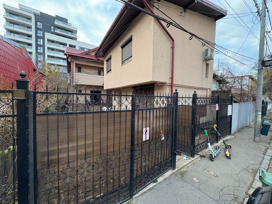 Inchiriez casa 5 camere+ mansarda si curte (200mp)