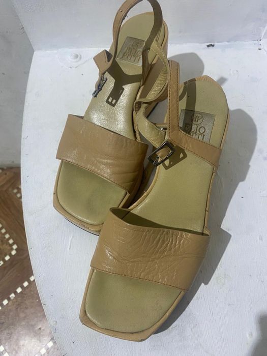 Босоножки 35-36р 3000т кожа