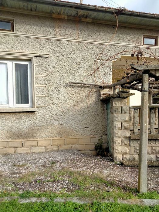 Продавам две къщи с парцел ,на две улици и площад
