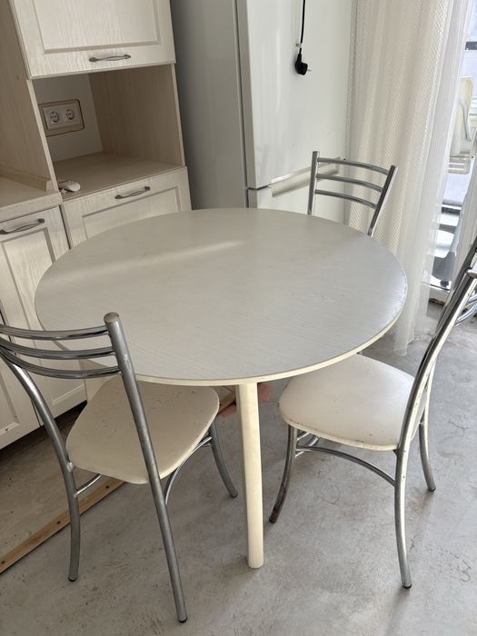 Кухонный стол и 3 стула