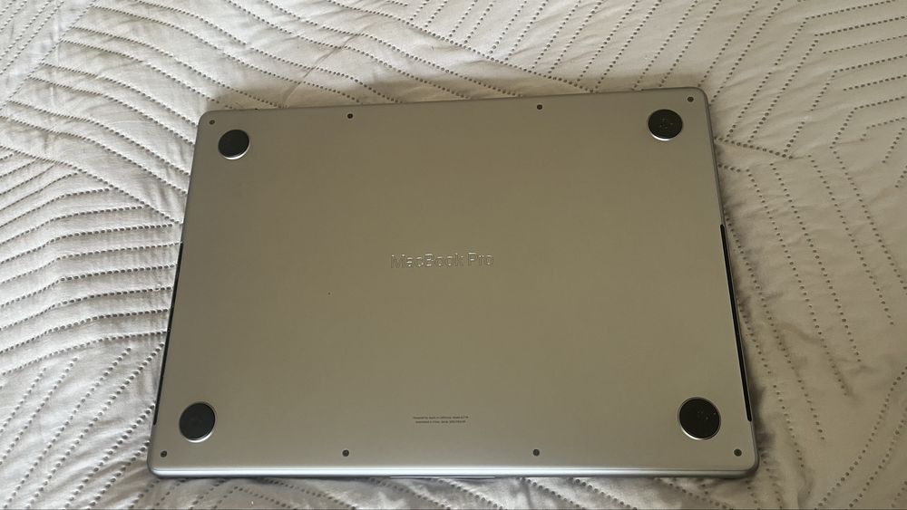 Mac book 14 pro на чипе m2 pro