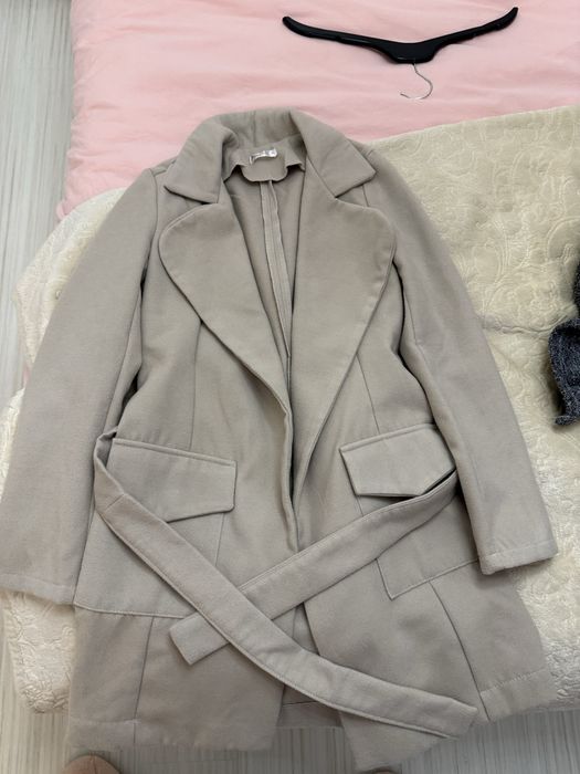 Палто в бежов цвят