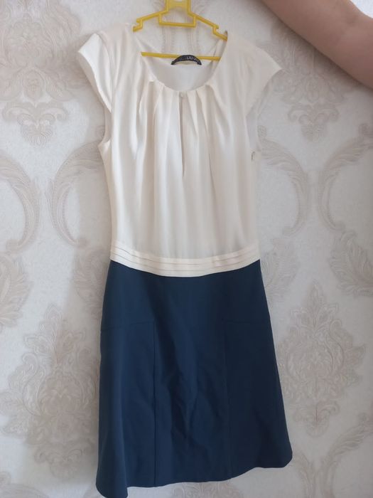 Продам кросовки ,платья новые