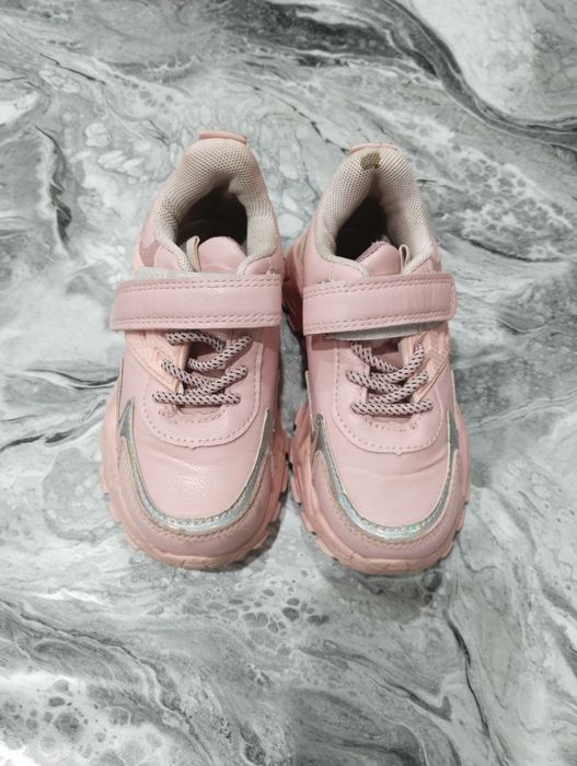 Продам кроссовки на девочку